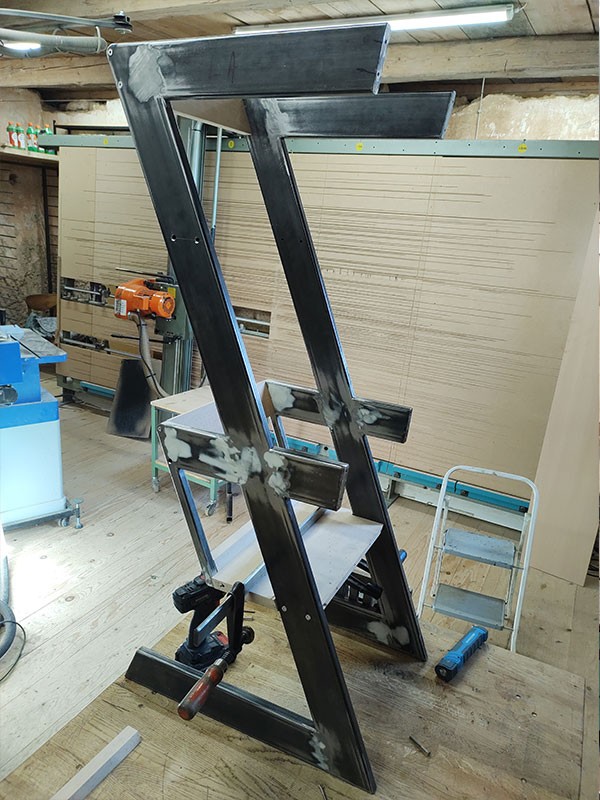 Vorbereitung zur Montage des Vinyl Schallplattenständers