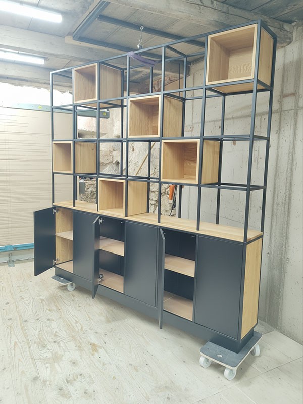 Raumteiler mit offenen Schranktüren