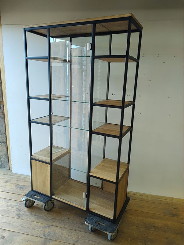 media/image/glasvitrine-industriedesign-rechts-web2.jpg