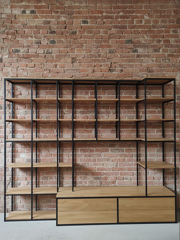 TV Regalwand vor Zigelwand in der Werkstatt