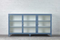 Sideboard mit drei Glastüren