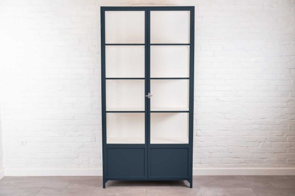 Hoher Metallschrank mit 2 Glastüren