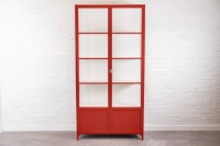 Hoher Metallschrank mit 2 Glastüren
