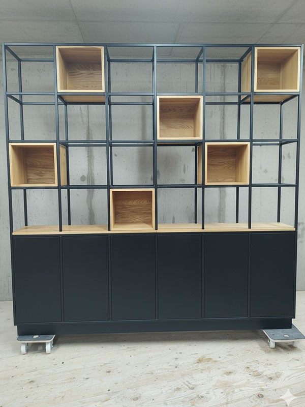 Raumteiler von vorne vor Sichtbetonwand