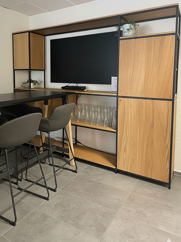 Regalschrank für TV Bildschirm Planungsbüro Besprechungsraum