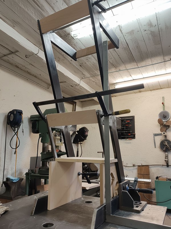 Schweissarbeiten am Vinylständer Schallplattenregal