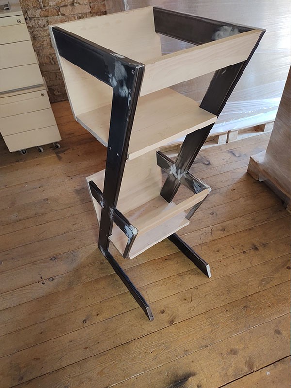 Holzbauteile montiert am Schallplattenregal