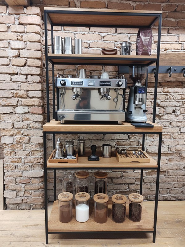 Kafeebar aus Holz und Metall Industriedesign