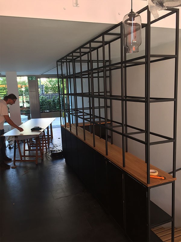 Aufbau Wohnzimmerschrank Industriedesign Stahtueren Eichenholz