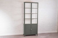 Metallschrank mit Glas und Metalltüeren
